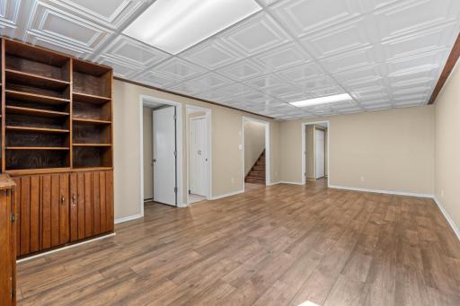 LL: Family Room w/ Dry Bar - New Modern Ceiling!