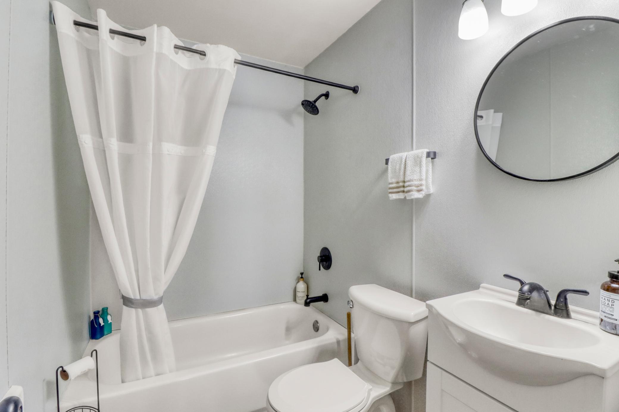 15Bathroom1_1.JPG