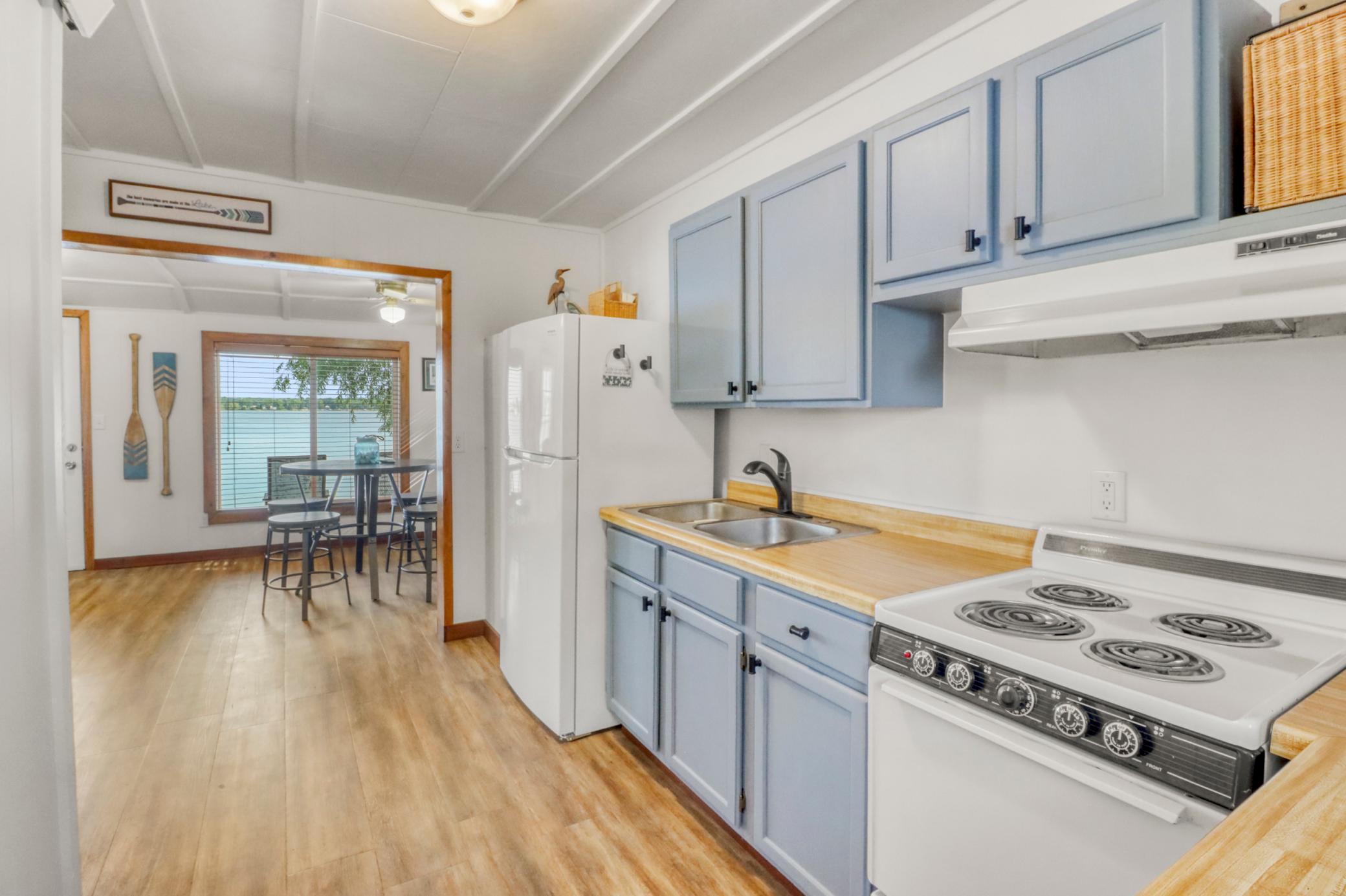 4Kitchen1_0.JPG