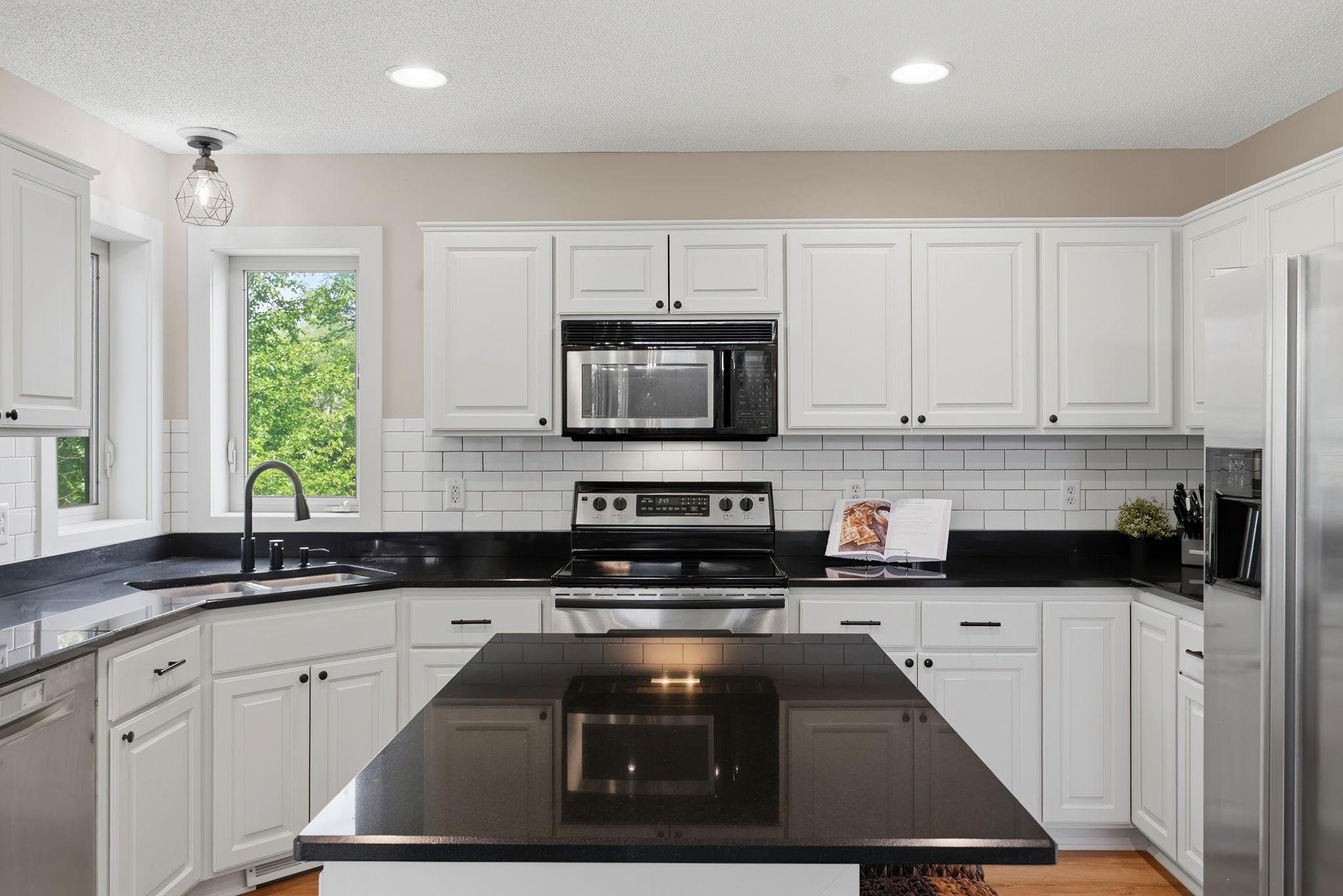 Gleaming granite and cabinetry space galore!
