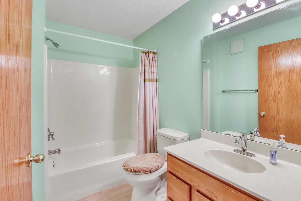 Bathroom w/ tub