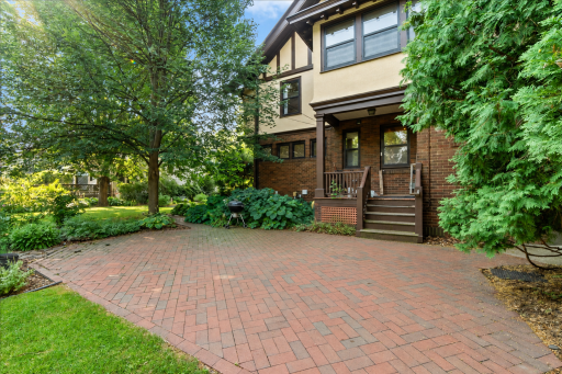 887 Ashland Avenue, Saint Paul, MN 55104