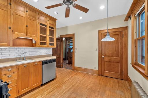 887 Ashland Avenue, Saint Paul, MN 55104