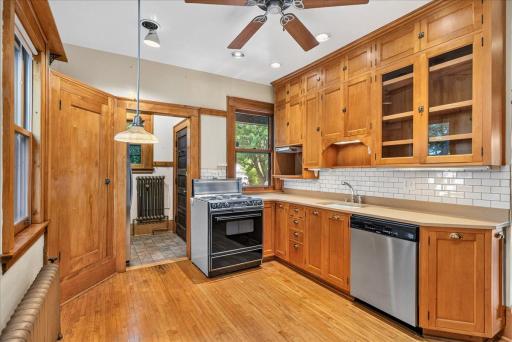 887 Ashland Avenue, Saint Paul, MN 55104