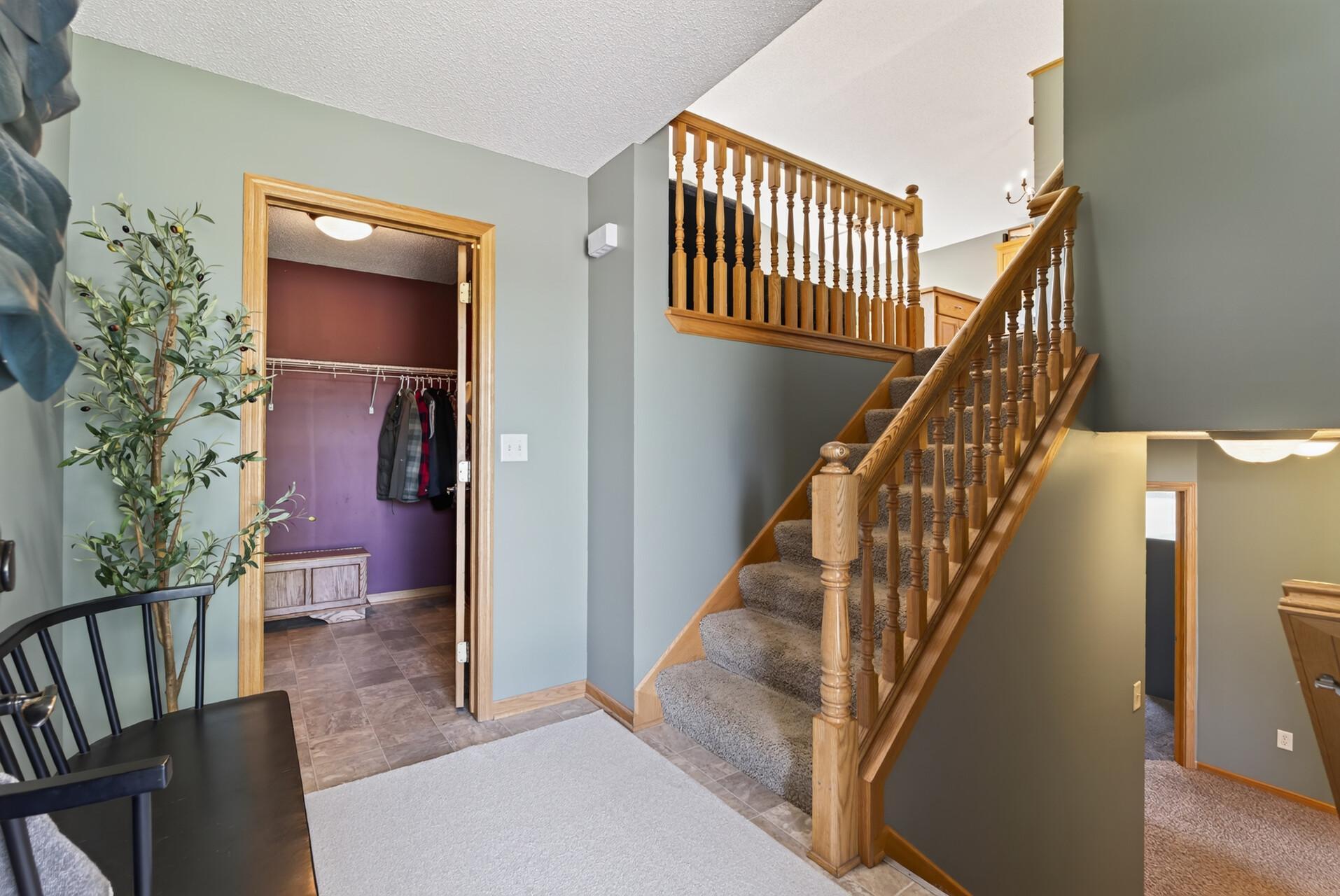 Huge entry with mudroom to garage