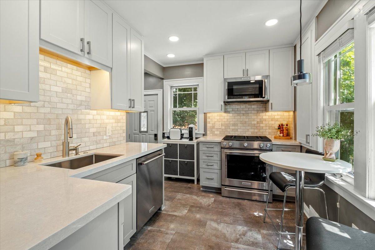 Stylish and Spacious Kitchen