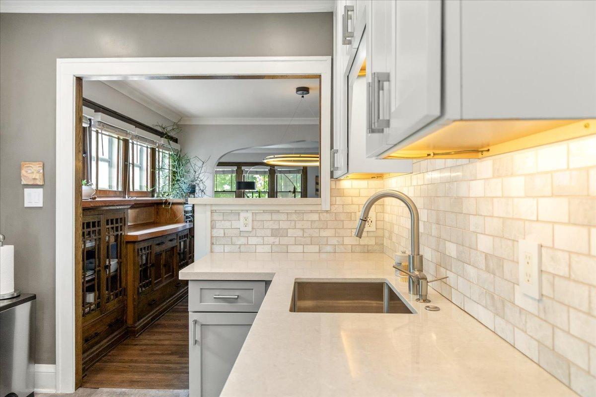 Marble Backsplash and Undercabinet Lighting