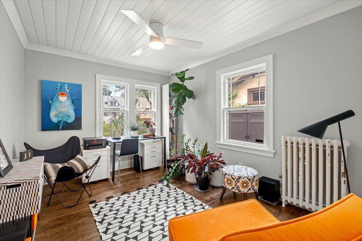 2 main floor bedrooms