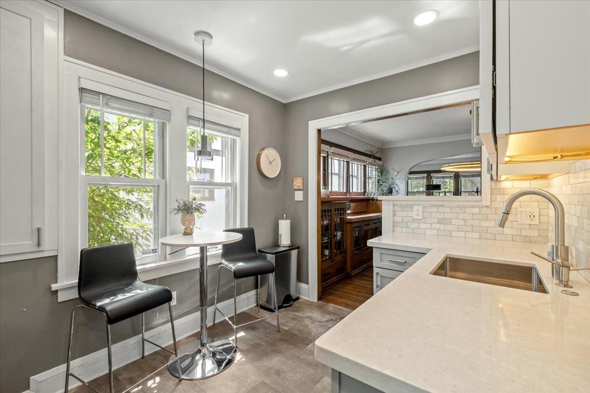 Sunny Eat-in Kitchen!