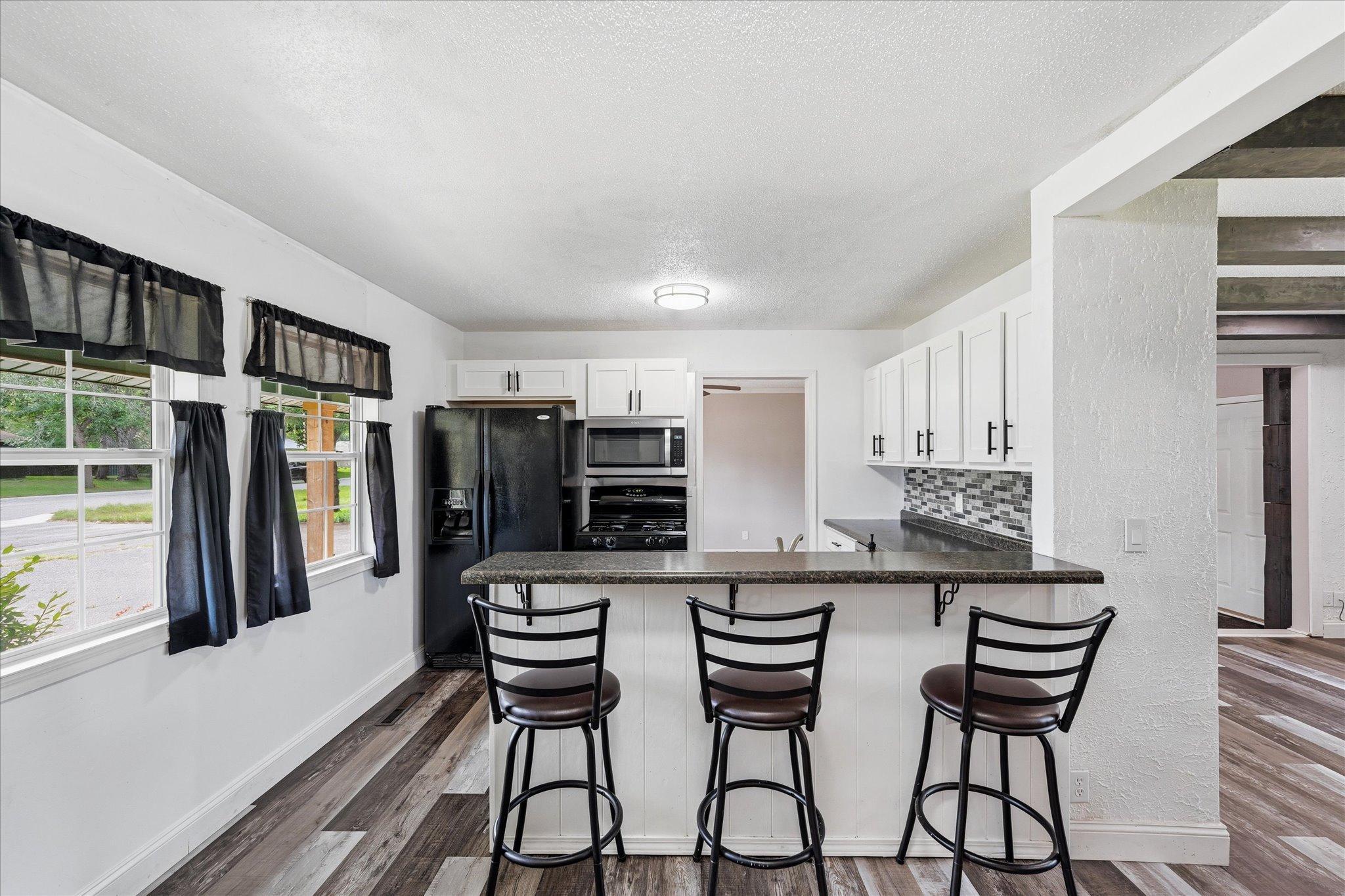 Kitchen - Barstools come with the house!