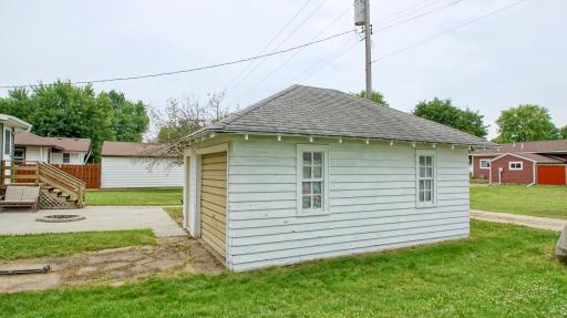 Detached 1 car garage. No access from alleyway.
