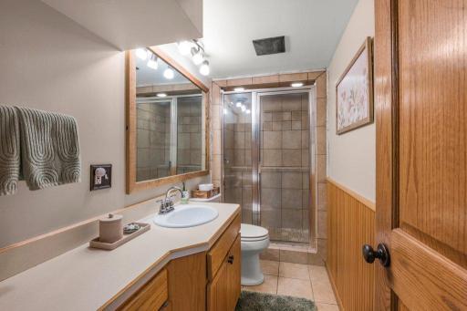 3/4 bathroom w/ walk-in shower