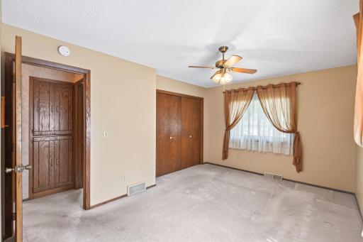 882 90th Avenue NW, Coon Rapids, MN 55433
