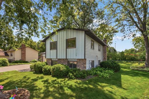 882 90th Avenue NW, Coon Rapids, MN 55433