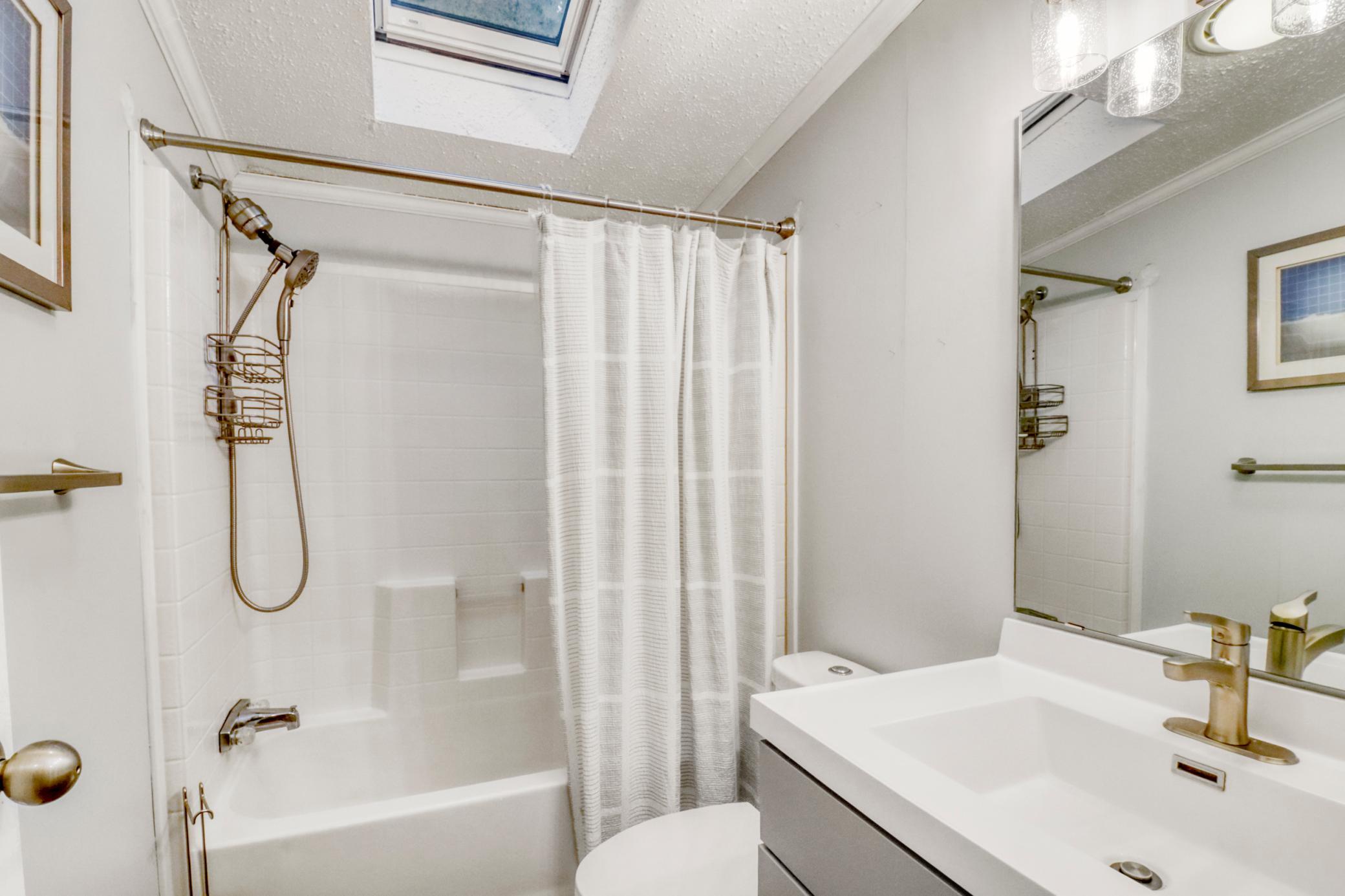 Bathroom1_1.JPG