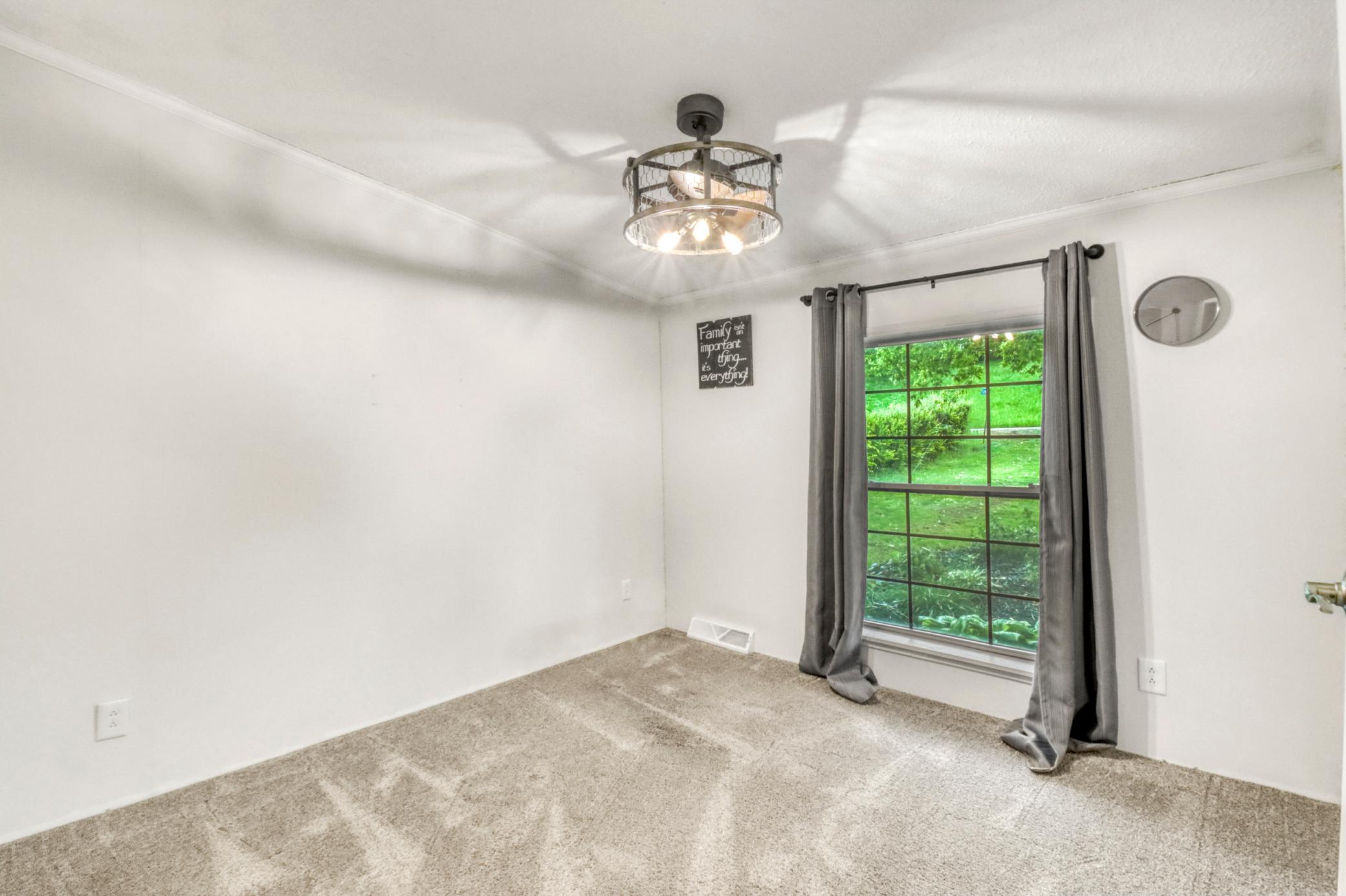 Bedroom2_1.JPG