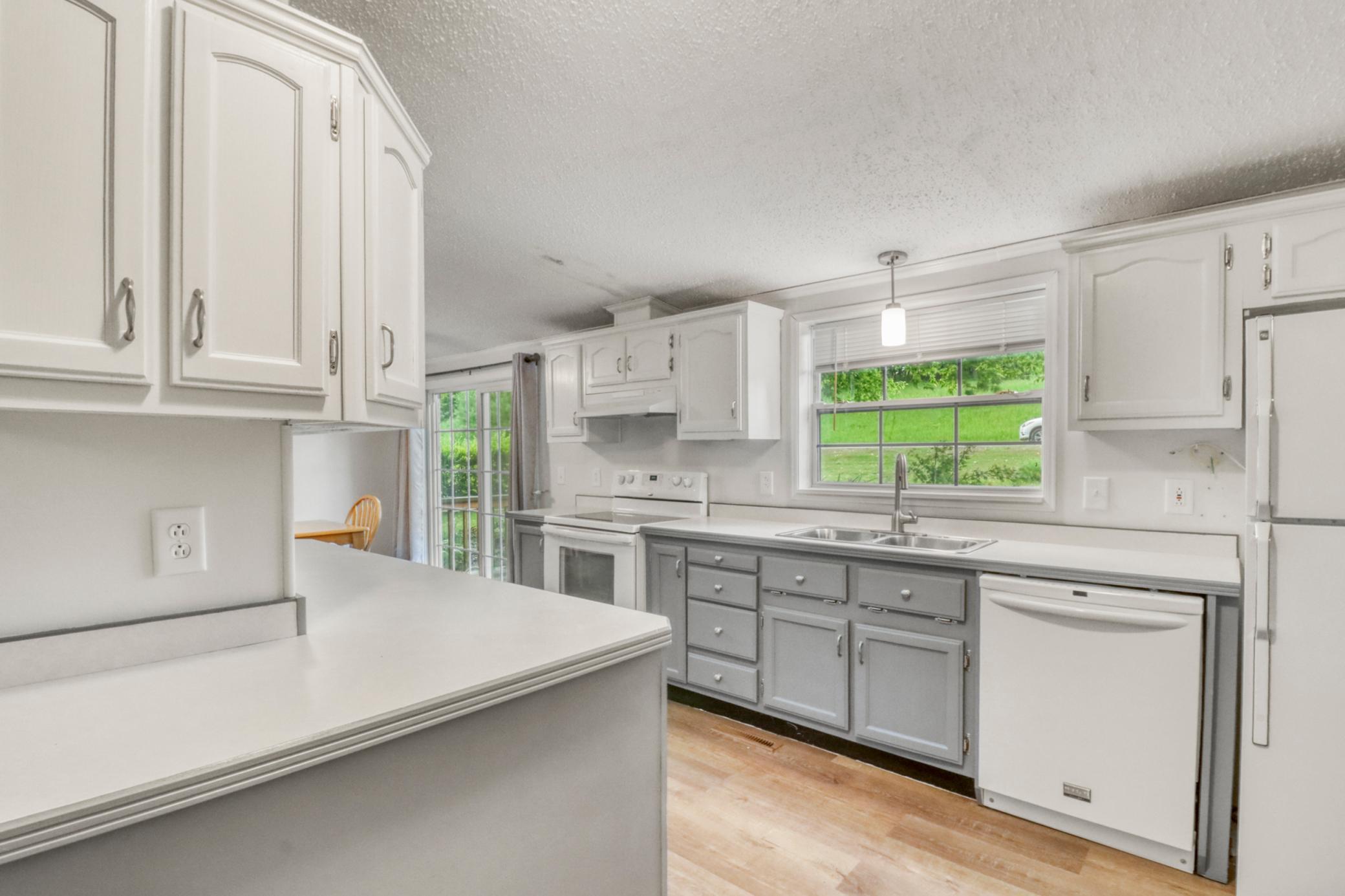 Kitchen1_2.JPG