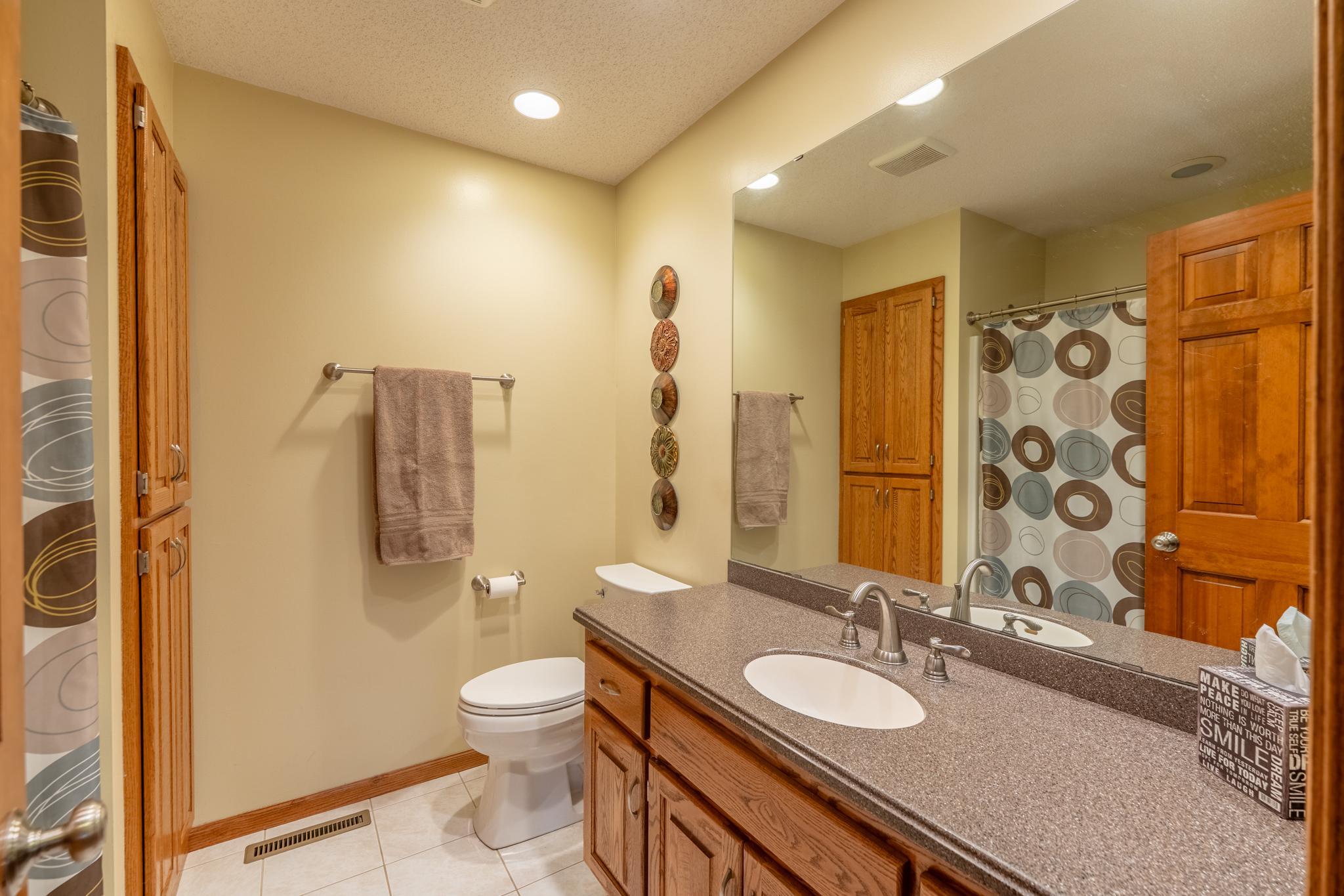 Upper level full bath.