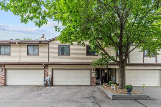 8545 Maplebrook Parkway N, Minneapolis, MN 55445