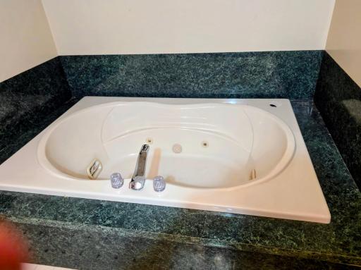 Jetted tub