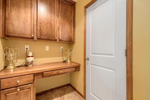 7005 Rose Dr - Web Quality - 004 - 04 Foyer.jpg