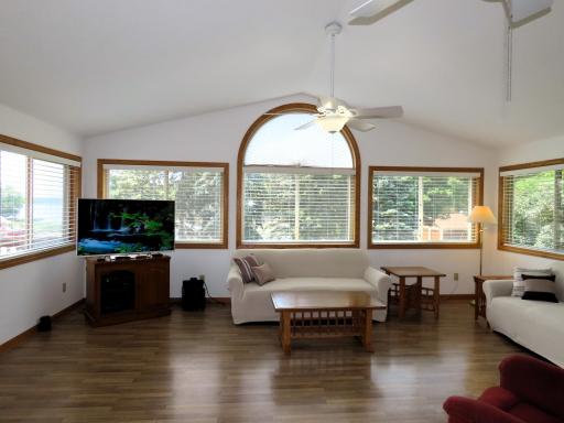 Huge family room overlooking Mille Lacs lake!