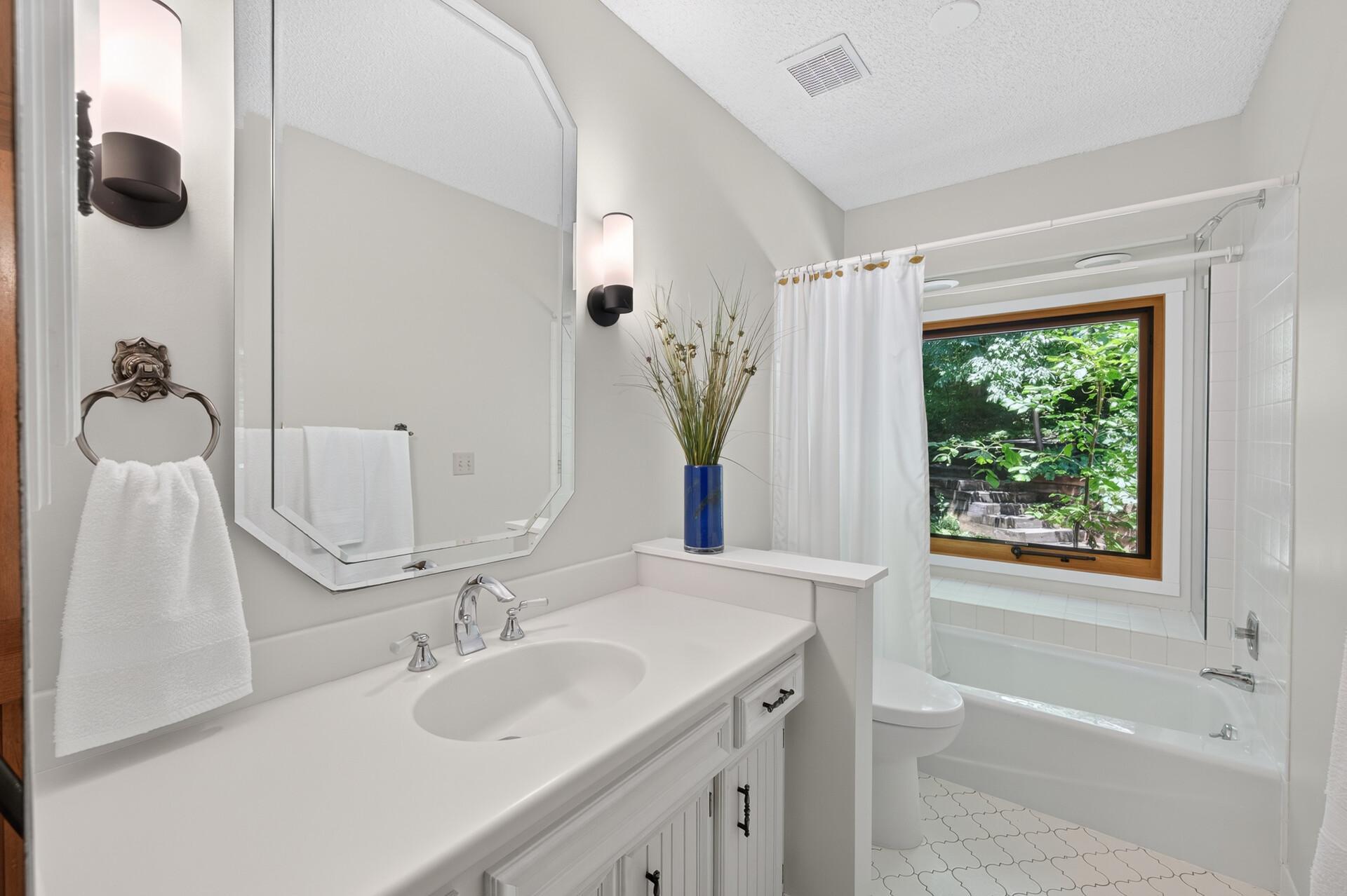 33_11600_37th_Ave_N33_mls.jpg