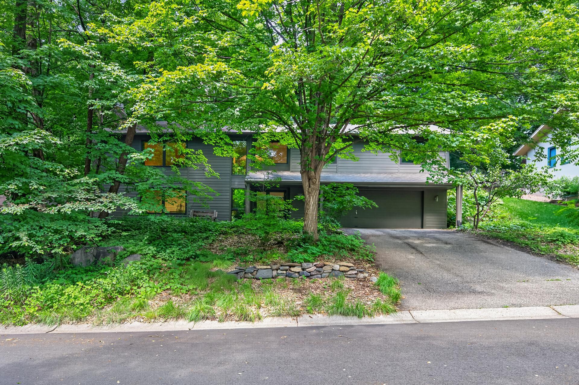 01_11600_37th_Ave_N1_mls.jpg