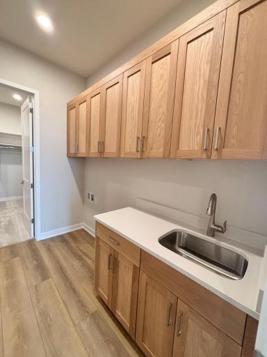 Laundry that opens into main bedroom walk-in closet