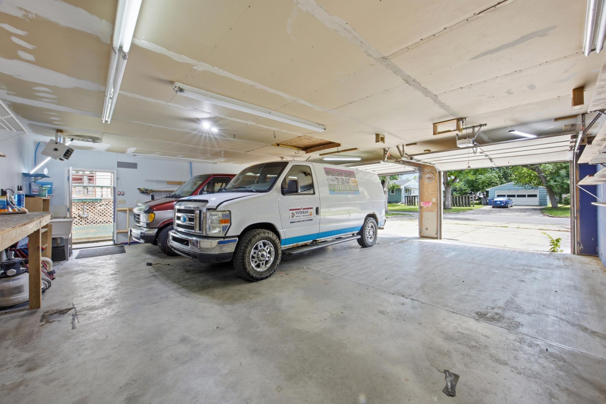 Garage / Triple / Heated/ Sink