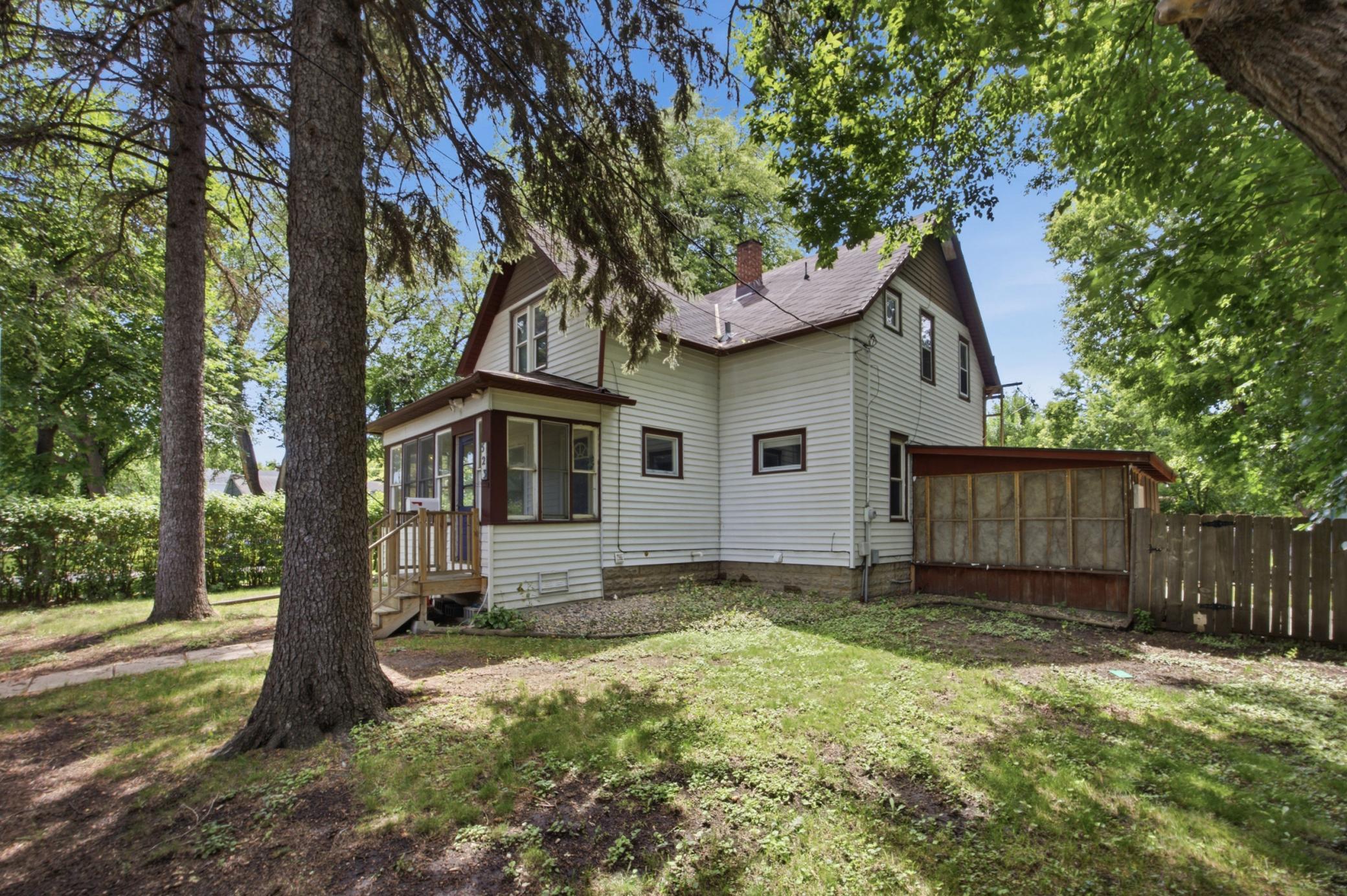 Exterior/ Fully Fenced Yard