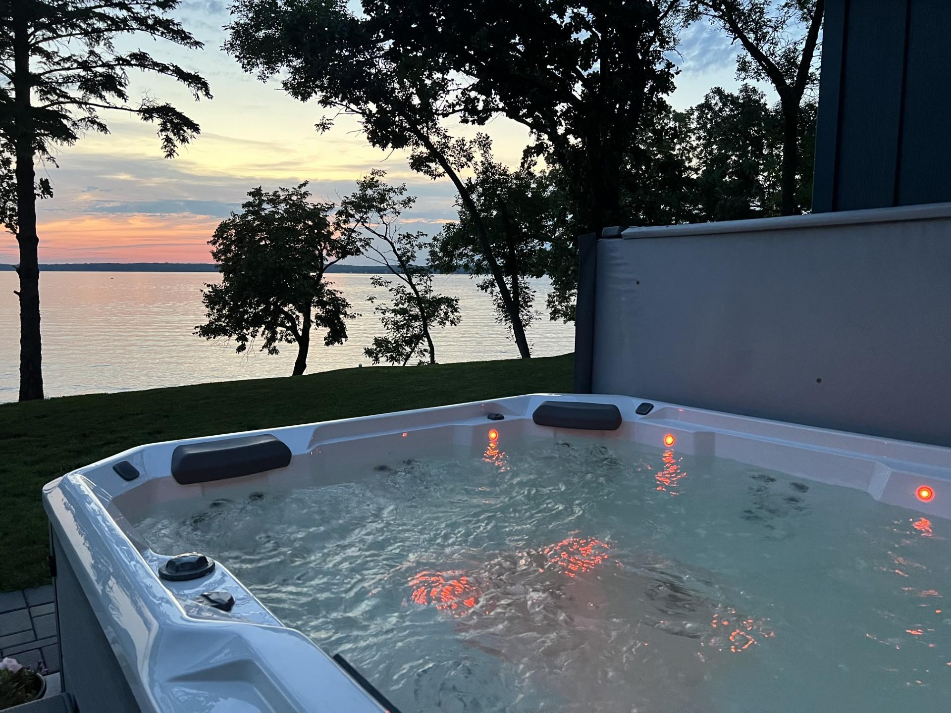 Hot Tub All Year Round with Beautiful Views!!