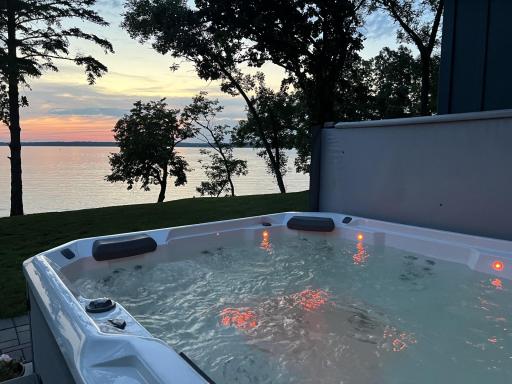 Hot Tub All Year Round with Beautiful Views!!