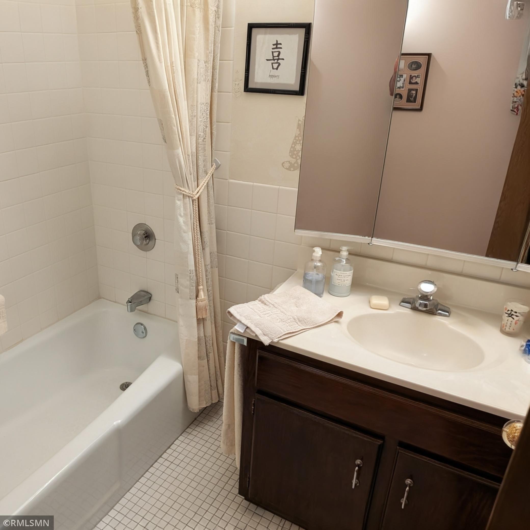 Full 2nd Bath .jpg