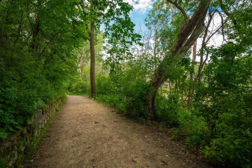 6155 Chasewood Parkway, 204, Minnetonka, MN 55343