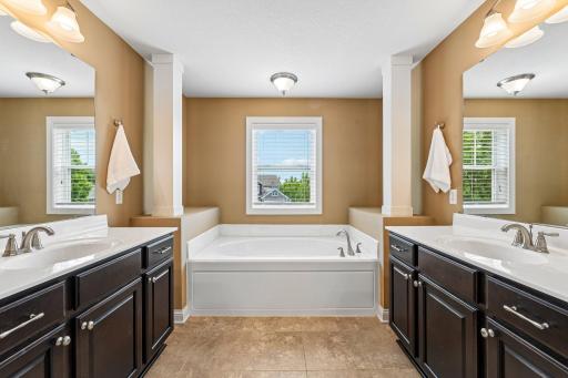 31-web-or-mls-3350 Malcom Ct SW-S2706-031.jpg