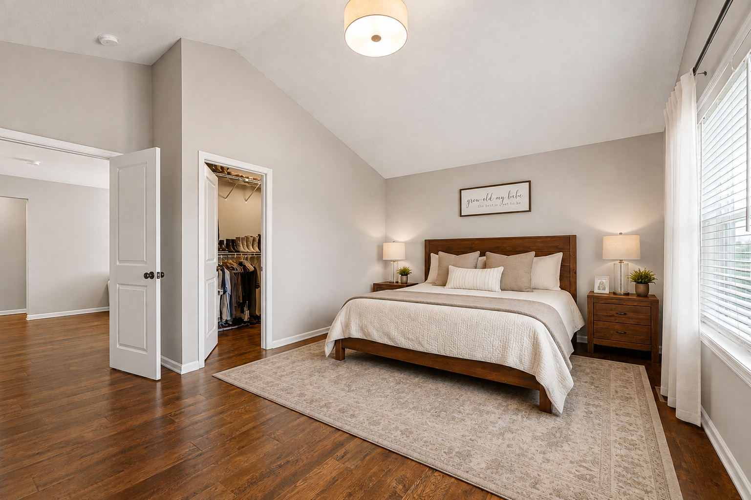 Primary \bedroom with large walk in closet
