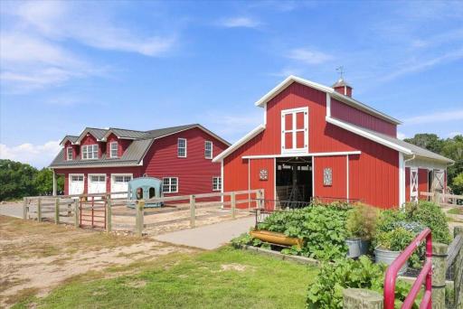 This barn is well equipped. 40'x30'