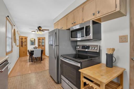 Stainless Steel Appliances & Solid Kitchen Cabinets