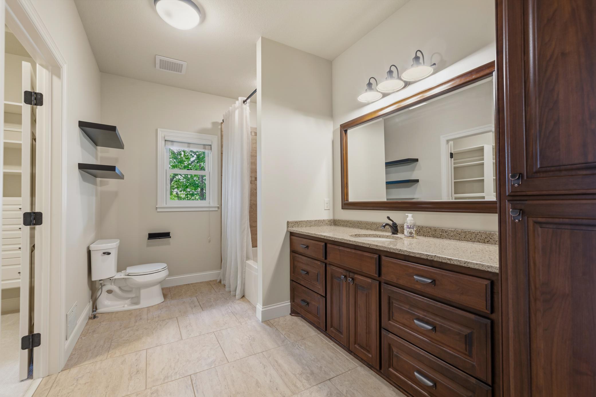 29 bathroom.jpg
