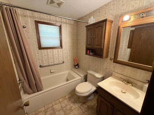 8428 Eastwood Road, Saint Paul, MN 55112