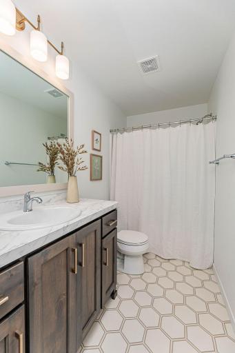 2563 Golden Lane S, Fargo, ND 58104
