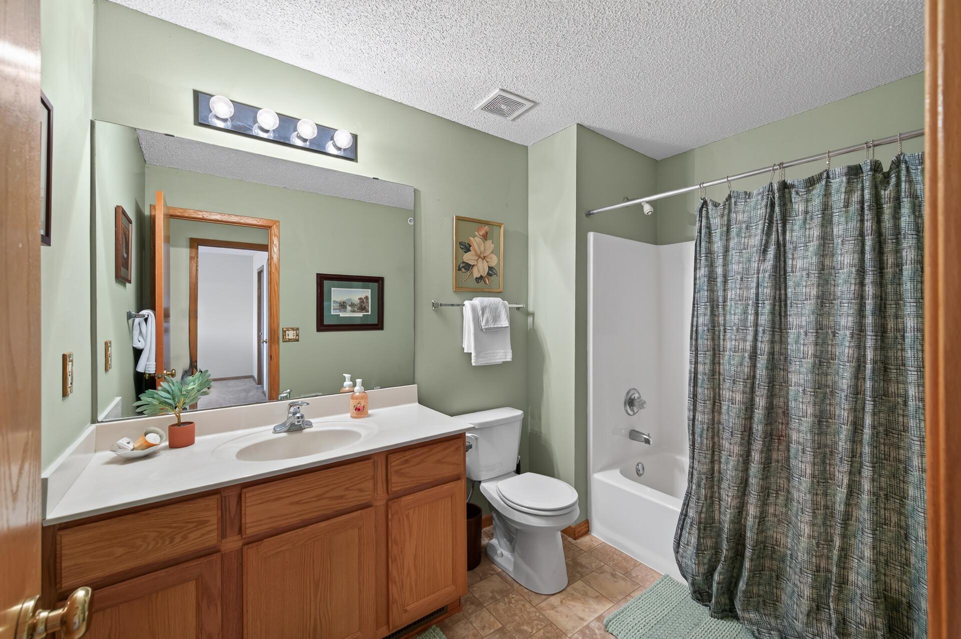 upper level full bath
