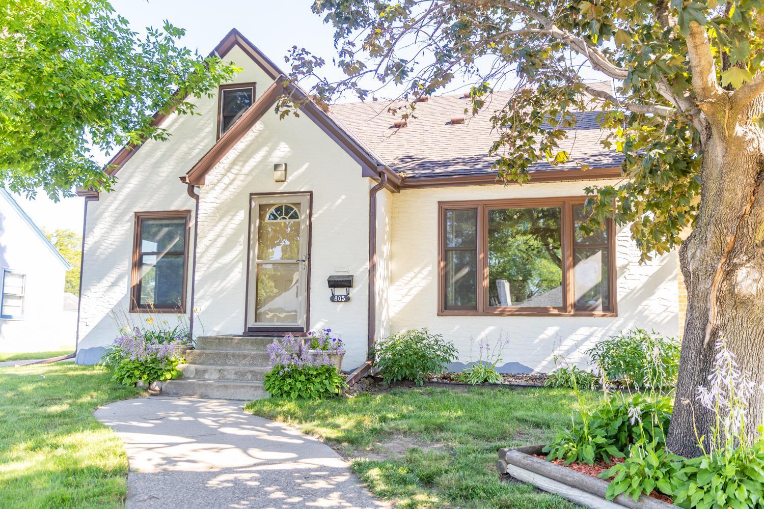 Welcome to 805 Cottage Ave W!