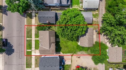 Full lot overview outlined in red. Estimated mowing time is 30 minutes.