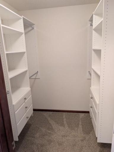 Walk-in closet w/orgainizers