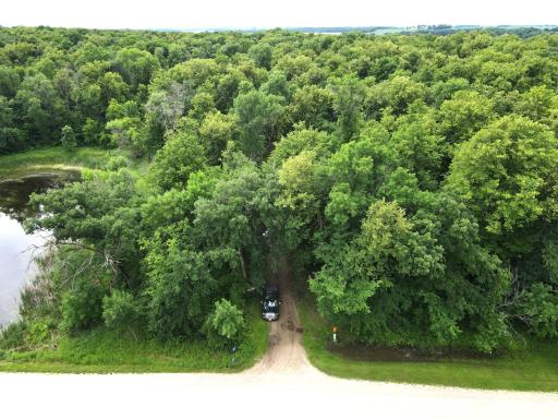 Private driveaway enterance to the property