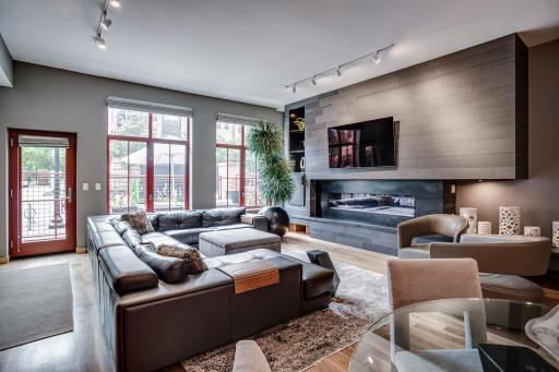 This corner unit features an airy layout adorned with expansive windows, inviting abundant natural light into the spaces.