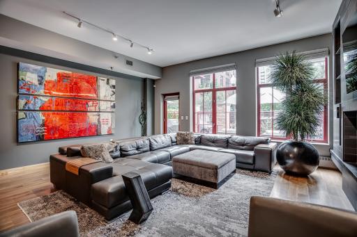 This corner unit features an airy layout adorned with expansive windows, inviting abundant natural light into the spaces.