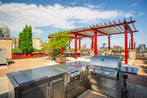 The rooftop deck has breathtaking Mississippi River and city views, an outdoor kitchen, and lounge seating.